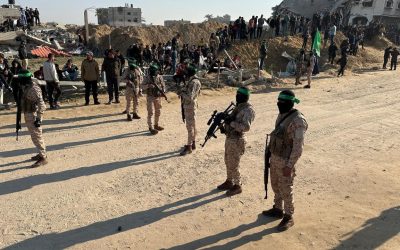 أمام منزل السنوار.. إتمام تسليم الدفعة الثالثة للأسرى
