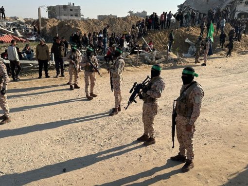 أمام منزل السنوار.. إتمام تسليم الدفعة الثالثة للأسرى