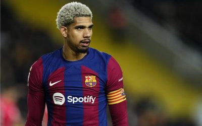 برشلونة يضع مستقبل أراوخو على الطاولة.. قرار حاسم بعد الكلاسيكو