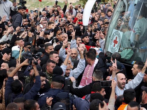 الفلسطينيون المحررون يصلون إلى غزة وسط أجواء احتفالية