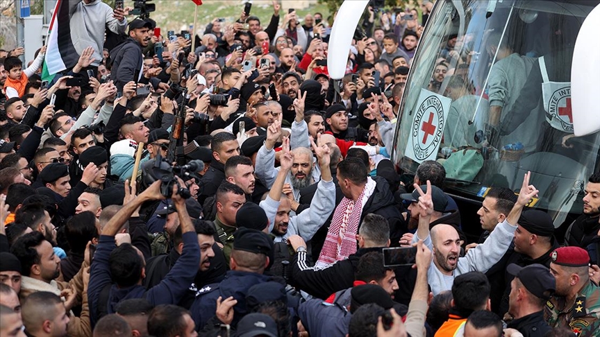 الفلسطينيون المحررون يصلون إلى غزة وسط أجواء احتفالية