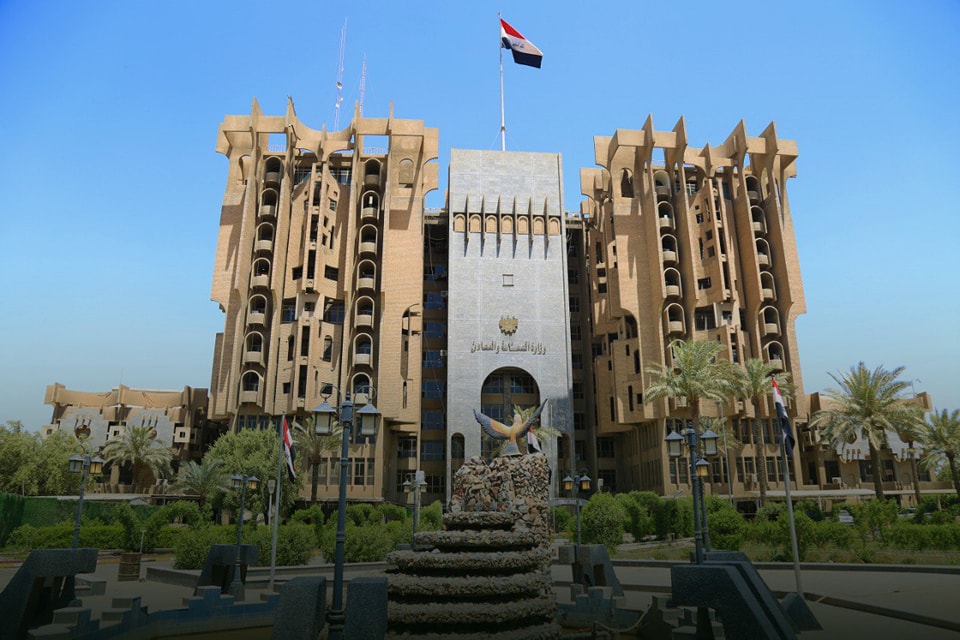 الصناعة تسجل زيـادة ملحوظـة فـي إيراداتهـا لعـام ٢٠٢٤