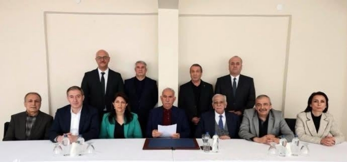 زعيم حزب العمال الكردستاني يدعو “العماليين” إلى إلقاء أسلحتهم