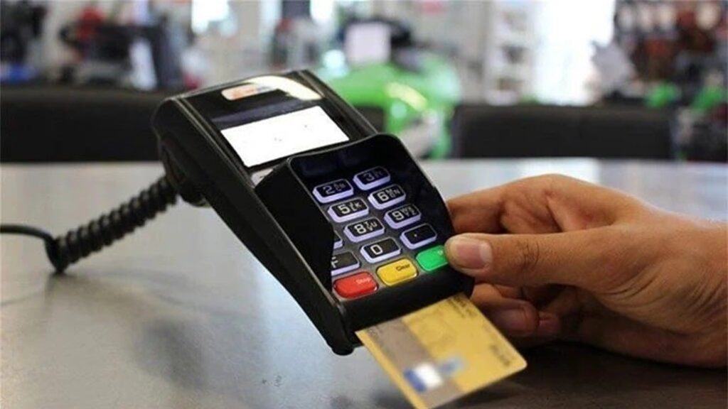 تصريح خاص لـ”الفاصلة”.. خبير اقتصادي يكشف حقيقة رفع عمولات البطاقات الإلكترونية