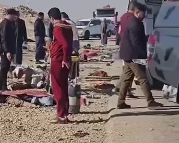 بالفيديو.. مصرع وإصابة 8 أشخاص في حادث على مفرق قضاء راوة غربي الأنبار