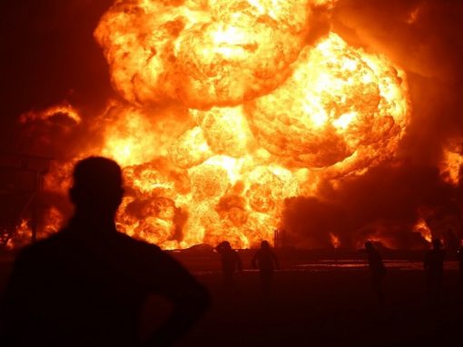 فيديو.. انفجار وحريق ضخم في مصفاة نفطية بالولايات المتحدة