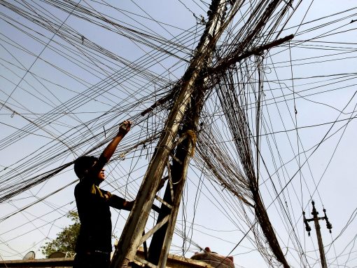 العراق يواجه تحديات في تأمين الكهرباء بعد انتهاء إعفاءات الغاز.. والوزارة تطمئن