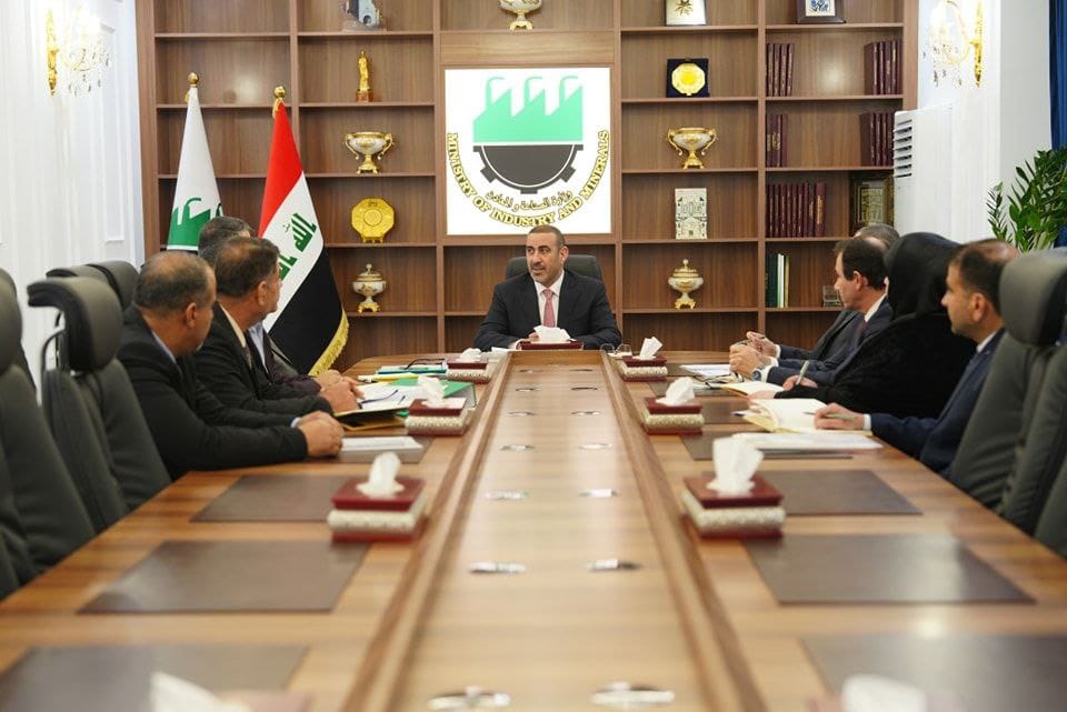 شراكات تحت المراجعة.. وزير الصناعة يحسم ملف الاستثمار في شركات حكومية