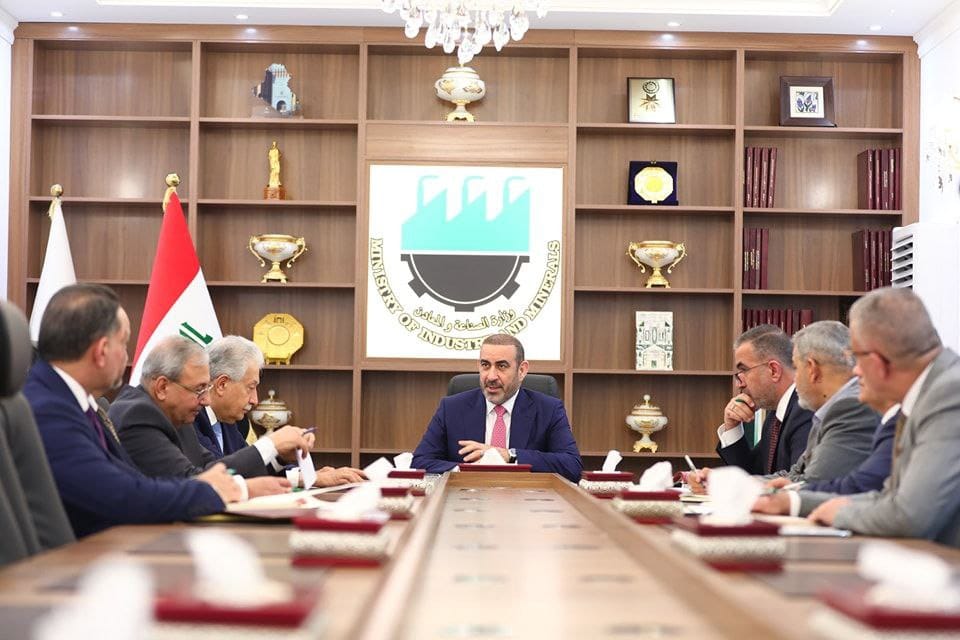 وزير الصناعة يقود خطة للنهوض بالقطاع الدوائي.. قاعدة بيانات شاملة لتطوير الإنتاج وتحقيق الأمن الدوائي